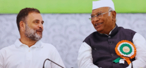 पटना के सदाकत आश्रम में 85 साल बाद हुई कांग्रेस कार्यसमिति (CWC) की बैठक में कांग्रेस अध्यक्ष मल्लिकार्जुन खरगे ने प्रधानमंत्री नरेंद्र मोदी, सीएम नीतीश कुमार और यूपी सीएम योगी आदित्यनाथ पर तीखे वार किए। खरगे ने कहा कि बिहार चुनाव से मोदी शासन की उलटी गिनती शुरू होगी। मोदी और ट्रंप पर निशाना खरगे ने कहा कि प्रधानमंत्री मोदी जिनको ‘दोस्त’ बताकर ढिंढोरा पीटते हैं, वही आज भारत को संकट में डाल रहे हैं। उन्होंने आरोप लगाया कि बीजेपी की नीतियों ने देश को कूटनीतिक और आर्थिक संकट में धकेल दिया है। नीतीश और योगी पर हमला खरगे ने दावा किया कि एनडीए गठबंधन में कलह खुलकर सामने आ गई है। बीजेपी ने नीतीश कुमार को "मानसिक रूप से सेवानिवृत्त" कर दिया है और अब उन्हें बोझ मान रही है। वहीं सीएम योगी पर निशाना साधते हुए खरगे ने कहा कि वे खुद को प्रधानमंत्री का उत्तराधिकारी समझते हैं और जाति आधारित रैलियों पर रोक लगाकर लोकतांत्रिक अधिकारों का हनन कर रहे हैं। वोट चोरी और चुनाव आयोग पर सवाल खरगे ने कहा कि वोटर लिस्ट में धांधली हो रही है और लाखों लोगों के वोट काटे जा रहे हैं। वोट चोरी का मतलब है – गरीब, दलित, पिछड़े और अल्पसंख्यकों के अधिकारों की चोरी। उन्होंने चुनाव आयोग की निष्पक्षता पर भी सवाल उठाए। आर्थिक मुद्दों पर केंद्र को घेरा खरगे ने नोटबंदी और गलत GST को देश की अर्थव्यवस्था के लिए घातक बताया। उन्होंने कहा कि 2 करोड़ नौकरियों का वादा अधूरा रहा, महंगाई बढ़ी और किसानों की आय दोगुनी नहीं हो सकी। उन्होंने तीन कृषि कानूनों को लेकर भी सरकार को कठघरे में खड़ा किया। कांग्रेस का संकल्प खरगे ने कहा कि बिहार की ऐतिहासिक धरती पर CWC की बैठक आयोजित करना कांग्रेस की लोकतंत्र और संविधान बचाने की प्रतिज्ञा का प्रतीक है।