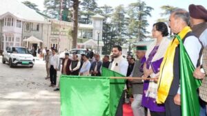 सीएम सुक्खू ने ई-टैक्सियों को दिखाई हरी झंडी, युवाओं को रोजगार