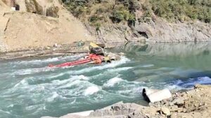 मंडी में ब्यास नदी हादसा: पाइलिंग मशीन पलटी, ऑपरेटर लापता