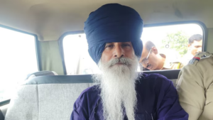 सुरक्षाकर्मियों ने हमलावर को काबू कर लिया।